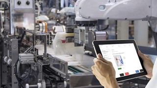 Mittels digitaler Checkliste wird geprüft, ob der Werker die benötigte Schutzkleidung trägt. (Bild: Poobest - stock.adobe.com)