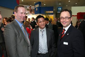 Zu Gast beim ZVEI: Die PR-Profis Wulf Padecken (links) und Paul Kho (Mitte) diskutieren mit Hannover-Messe- Geschäftsführer Wolfgang Pech (rechts). (Archiv: Vogel Business Media)