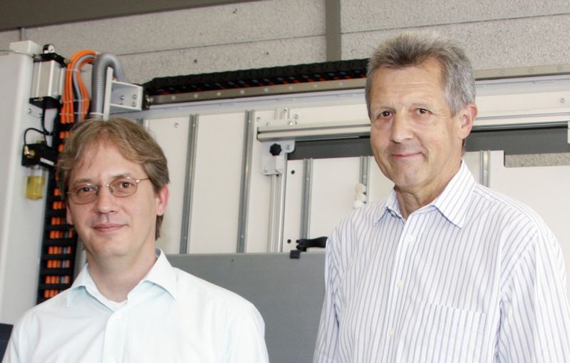 Bild 6: Die beiden Geschäftsführer der GWG Industrietechnik Mario Ginski (links) und Wilfried Paßmann haben sich auf der Hannover Messe für ein Perforex-Bearbeitungszentrum von Kiesling Maschinentechnik entschieden (Bild: Rittal)