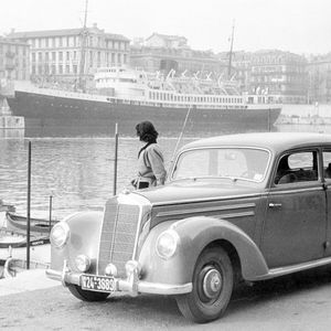 1951 ging es bei Mercedes-Benz wieder los mit der Oberklasse: Der neue 220 (W187) war zusammen mit dem 300er der erste Sechszylinder von Mercedes-Benz nach 1945. (Foto: Daimler)