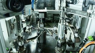 Vor allem im produzierenden Gewerbe, hier eine Bohrfutter-Montageanlage, ist Druckluft ein unverzichtbarer, sauberer und flexibel einsetzbarer Energieträger, für dessen Erzeugung aber ein vergleichsweise hoher Energieaufwand nötig ist. (Bild: Festo)