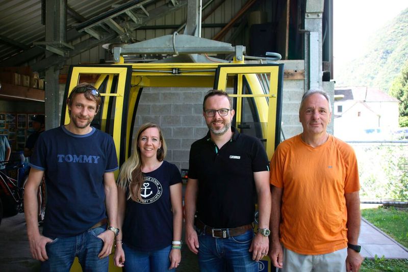 Gemeinsam erfolgreich: Claudio und Melanie Tscharner (Tscharner Seilbahnsteuerungen), Christian Casserini (Product Manager Phoenix Contact) und Marcello Pucci (Funivia Pizzo di Claro SA) (v.l.n.r). (Bild: Klaus Vollrath)