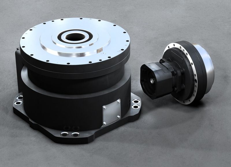 Während die Getriebeköpfe der RS-Serie (links) vor allem für schwere Lasten wie beispielsweise in Positionierern oder Drehtischen geeignet sind, zeichnen sich die Getriebeköpfe der RD2-Serie unter anderem durch viele Anschlussmöglichkeiten aus. (Bild: Nabtesco)