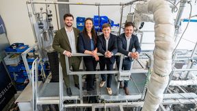 Il team di fondatori di Cyclize presso l'impianto pilota di Stoccarda (da sinistra a destra): Domnik Novakovic (CFO), Maike Lambart (CEO), Jan Stein (COO), Dr. Stephan Renninger (CTO) (Bild: Jens Volle / Cyclize)