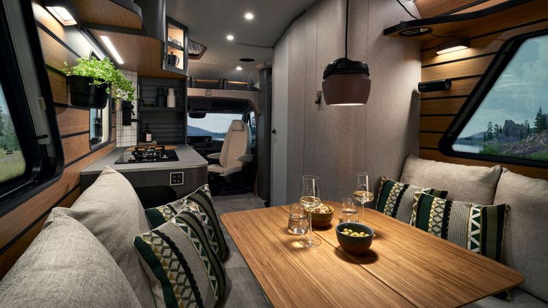 Zwei Längsbänke mit Tisch und Bambus-Tischplatte bilden die Sitzgruppe. (Bild: Hymer)