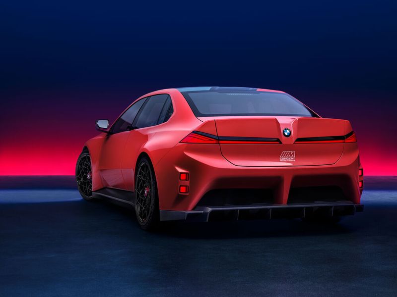 At the rear, the spoiler and a large diffuser stand out in particular, as do the sharply flared wheel arches. (Image:BMW)