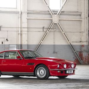 Platz 4 im James-Bond-Ranking: Der Aston Martin Vantage/Volante V8(Bild:  Max Earey/Aston Martin)