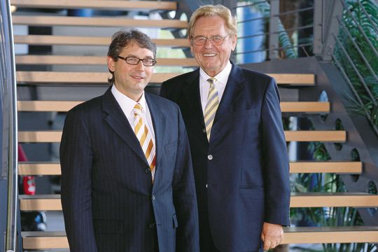 Von früher bis heute: die beiden Geschäftsführer des Autohauses, Bernd und Bruno Widmann (Archiv: Vogel Business Media)