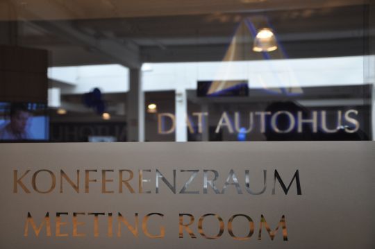 Für wichtige Besprechungen verfügt das Autohus über einen eigenen Konferenzraum. (Foto: Richter)