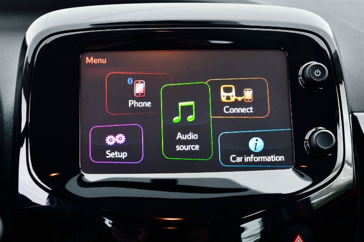 In der Ausstattungsvariante „X-Touch“ ist ein Multimediasystem mit einem sieben Zoll großen Touchmonitor sowie Smartphoneanbindung Serie. Ebenfalls integriert ist eine Rückfahrkamera. (Foto: Toyota)