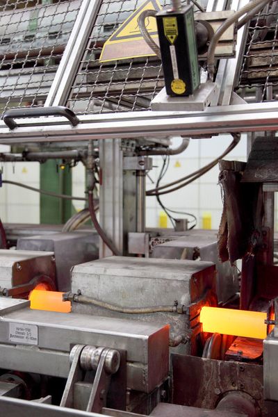 Nach der induktiven Erwärmung erfolgt die Temperaturmessung über Pyrometer. (Steeltec)