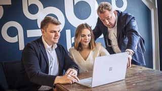 Betzemeier Automotive Software ist ein klassisches Familienunternehmen: Neben Clemens Betzemeier (r.) ist mit Maximilian und Anna-Lena Betzemeier bereits die nächste Generation eingestiegen. (Bild: Betzemeier)