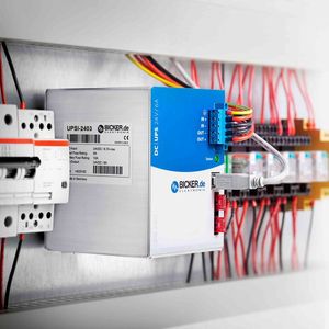 Die kompakte DC-USV UPSI-2403 von Bicker Elektronik im robusten Aluminium-Gehäuse und integriertem Batteriepack ist für die DIN-Rail-Montage vorbereitet.