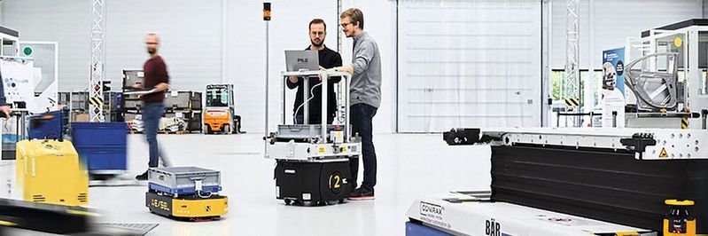 Safety-Drehgeber kommen etwa in fahrerlosen Transportsystemen oder autonomen mobilen Robotern zum Einsatz: Dort kontrollieren sie etwa den Lenkwinkeleinschlag oder die Radgeschwindigkeit. (Bild:  ARENA2036/Corinna Spitzbarth)