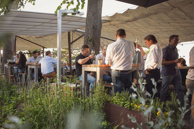 Anwenderkongress Steckverbinder 2023: Die Abendveranstaltung am Dienstag auf dem Nikolaushof mit Blick über Würzburg. (Bild: Stefan Bausewein)