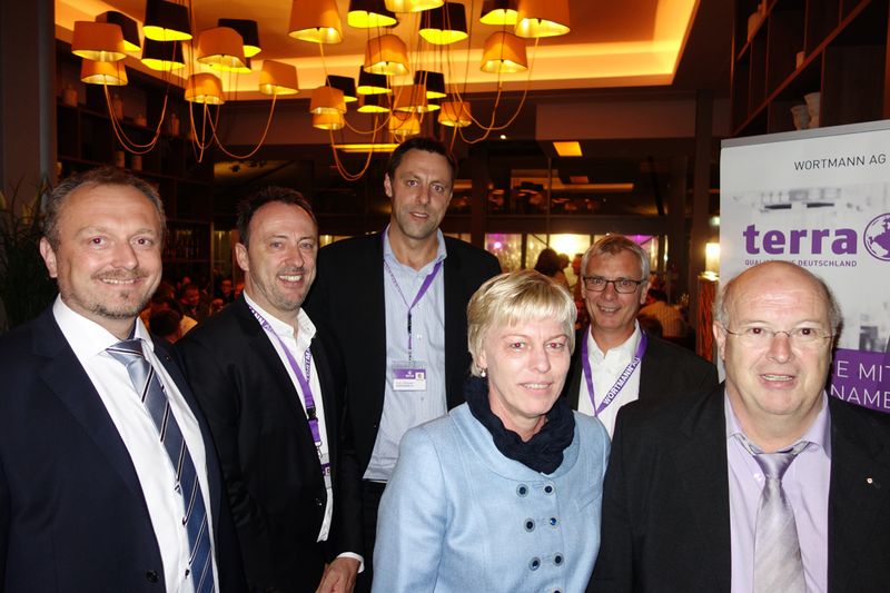 Die Wortmann- VIP-Liga (v. l.) Volker Kaps, Tom Knicker, Robin Wittland, Andreas Bökemeyer, Gaby und Siegbert Wortmann (Bild: IT-BUSINESS)