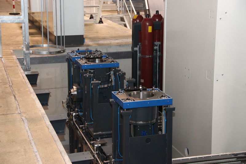 Einwechselbare Fräsköpfe der neuen Mikromat-Präzisions-Portalfräsmaschine 40V. (Bild: Kuttkat)
