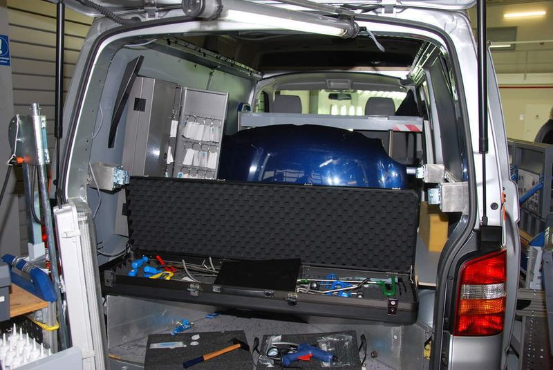 Alles drin im T5 – Rund 50.000 Euro kostet das Mobil inklusive des Reparatursystems. (Archiv: Vogel Business Media)