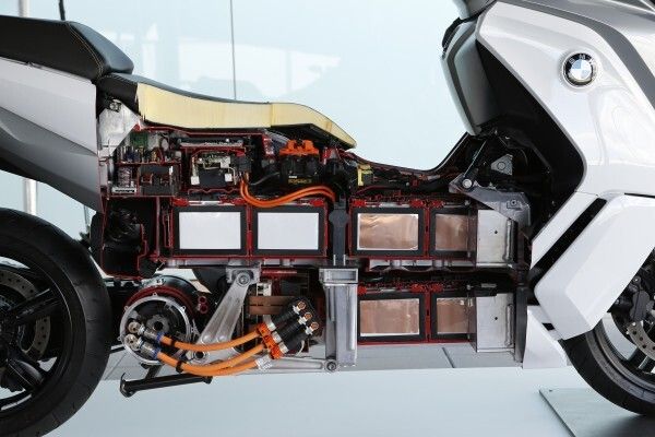 Die Aufgaben von Federung und Dämpfung übernimmt vorne eine Upside-down-Telegabel und hinten ein linksseitig montiertes Federbein.  (BMW)