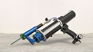 Kleinmengen-Applikator: Der, wie Tartler sagt, neuartige Kartuschenmischeraufsatz LC-DCM hat einen Universalanschluss, der ihn für viele marktübliche manuell bedienbare Kartuschensysteme einsetzbar macht. Seine Domäne ist das dynamische Mischen von Harz und Härter im Kleinmengenmaßstab. (Tartler)