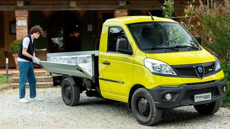 Der elektrifizierte Piaggio Porter ist ab sofort über das Händlernetz der Italiener bestellbar.(Bild:  Piaggio)