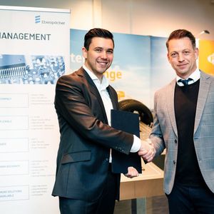 Johannes Weber (Vice President Business Unit Automotive Electronics Eberspächer) und Thomas Schnepf (General Manager Farasis Energy Europe) (v.l.n.r.) haben die Partnerschaft zwischen den beiden Zulieferern unterzeichnet.(Bild:  Eberspächer)
