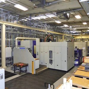 Bild 1: Die neue Fertigungslinie, bestehend aus drei Bearbeitungszentren mit je 531 Werkzeugplätzen und einem Fertigungssystem mit 156 Paletten.