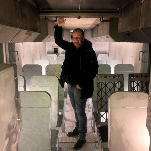 Jochen Schürgens, Geschäftsführer von Fire GO, im Flugzeugmodell. (Bild: Fire Go)