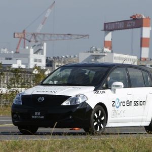 Noch im Kleid des Kompaktmodells Tiida absolviert der Leaf derzeit Abstimmungsfahrten.