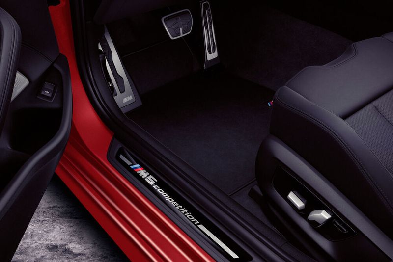 Die Einstiegsleiste ist mit einem beleuchteten M5-Competition-Schriftzug versehen. (BMW)
