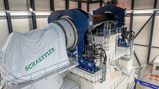 Herzstück der Anlage in Lindø, Dänemark, ist die 560 Tonnen schwere Prüflast-Einheit. Sie misst 16 Meter in der Länge, ist neun Meter breit und mehr als acht Meter hoch. Sie wurde entwickelt, um die extremen Belastungen zu simulieren, denen die Rotorlagerungen von Windkraftanlagen an Land und vor allem auf hoher See ausgesetzt sind.  (Bild: Schaeffler (craft/Jochen Weltz))