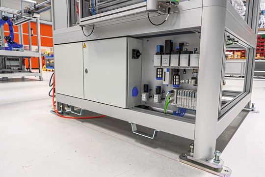 Basiseinheit mit der Steuerung im unteren Bereich.(Bild:  Minitec)