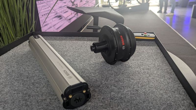 Power fürs Elektrofahrrad: Boschs Akku PowerTube 360 und neuer Nabenmotor Hub Line (Bild: Stefanie Eckardt)