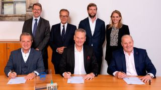 Vertragsunterzeichnung für das neue Hauptstadtbüro des ZDK: (v. l.) Thomas Peckruhn, Jürgen Hasler, Dr. Christoph Konrad, Arne Joswig, Niclas Liebl, Verena Diekmann (beide Kurth Immobilien) und Detlef Peter Grün. (Bild: ZDK)