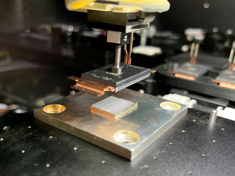 Tresky: An Stand 312, Halle B2 stellt Ihnen Tresky diverse metallische Pre-Sinterverfahren, unter anderem das Die-Transfer-Film-Verfahren (DTF), vor. Für das Bonden von Halbleitern wie IGBTs, SiC-MOSFETs oder GaN HEMTs mit Ag auf DBC- oder AMB-Substraten oder für die Verbindung von Leistungsmodulen auf Kühlkörpern bietet das metallische Sintern eine leistungsstarke, zuverlässige Lösung. Davon können Sie sich auf der Productronica überzeugen. (Bild: Tresky)