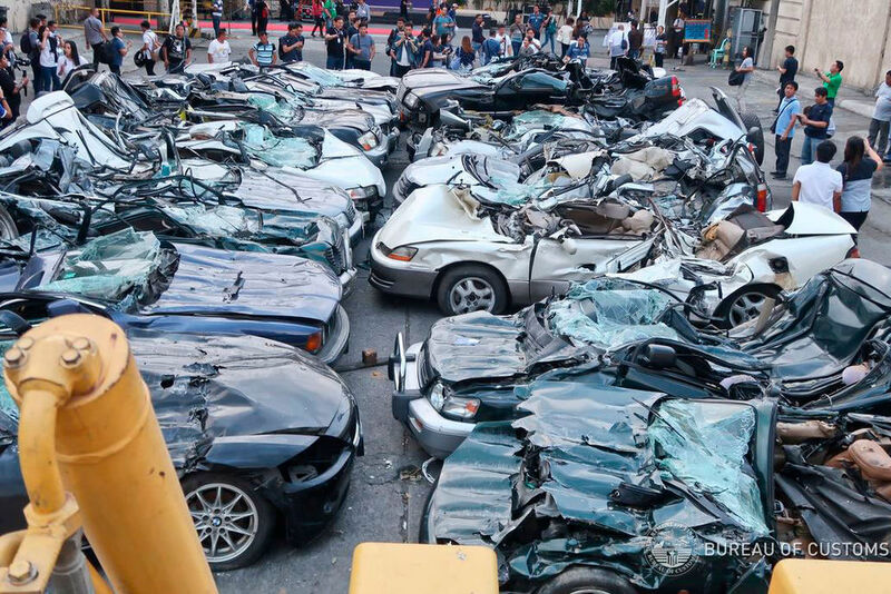 Das Philippinische Zollamt hat 20 beschlagnahmte Luxusautos verschrottet. (Bureau of Customs PH)