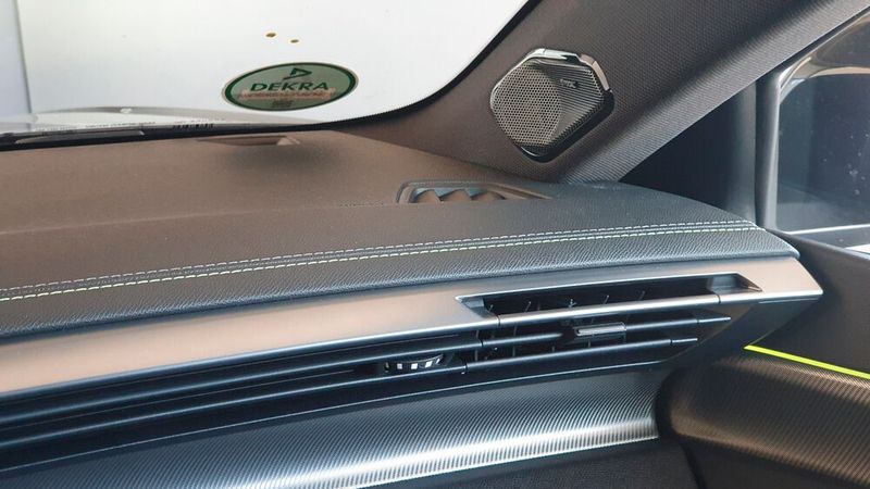 8. Die Verarbeitung: Objektiv betrachtet ist hier alles grundsätzlich solide und stabil verarbeitet. Nichts sticht hier so richtig negativ ins Auge. Die Materialauswahl ist durchaus interessant, man setzt auf viele Soft-Touch-Oberflächen und gelegentlich metallische Leisten, um das Design etwas aufzulockern. Ziernähte in Kontrastfarbe ziehen sich über das gesamte Armaturenbrett, die Sitze und die Fußmatten. Trotzdem wirkt alles nicht sonderlich hochwertig, was man bei einem Preis jenseits der 50.000 Euro schon irgendwie erwarten kann. Dazu trägt auch die neongelbe Kontrastfarbe bei, die sich durch den kompletten Innenraum, Tacho und das Infotainmentsystem zieht. Die Farbwahl wirkt einfach nicht sonderlich schick. (Bild: Schreiner – VCG)