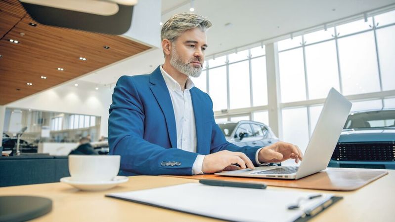 Bei differenzbesteuerten Gebrauchtwagen haben bürokratische Anforderungen oberste Priorität – von der korrekten Rechnungstellung bis zur Dokumentation.(Bild: ©  zinkevych - adobe.stock.com)