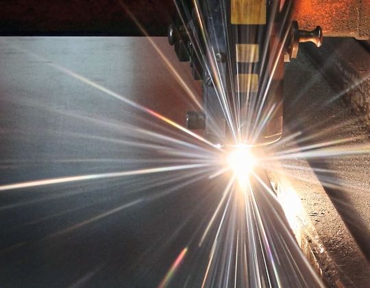 Geschweißter Leichtbau. Das Laserstrahlschweißen bei verdeckten T-Stößen kann unter Umständen zu Problemen führen, die die Verbindungsqualität beeinträchtigen und nicht leicht zu entdecken sind. Am Fraunhofer IPK hat man deshalb relativ einfach Abhilfe geschaffen ...(Bild:  Welding Power Systems)
