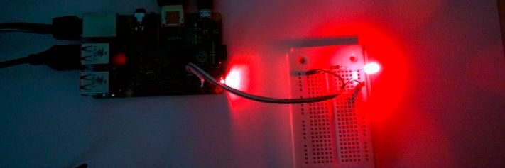 Conrad Adventskalender Raspberry Pi: 1. Kalendertürchen – Steckbrett, LED, Widerstand, Verbindungskabel bringen eine LED zum Leuchten