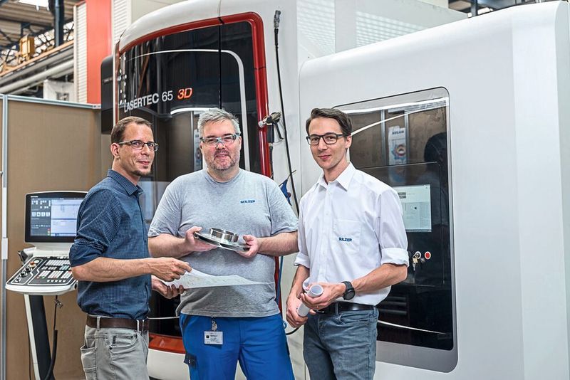 Kim Strasser, CAM Programmer; Voislav Bozic, Machine Operator; Robin Rettberg, Manufacturing Technology Engineer (vlnr) vor der Lasertec 65 3D  hybrid. (Jens Ellensohn Fotografie)