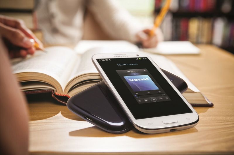 Musik kann via Gerätekontakt ausgetaucht werden. (Samsung)