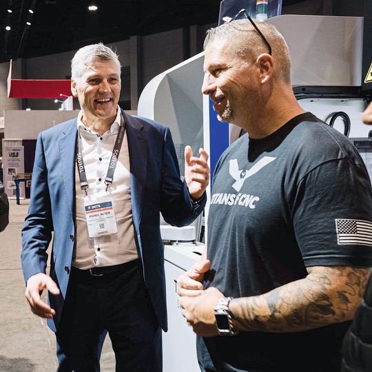 Jens Thing, Chief Sales Officer (CSO) de Tornos, Michael Hauser, CEO de Tornos et Titan Gilroy, CEO de Titans of CNC lors de l'IMTS 2022 à Chicago. Jens Thing, Chief Sales Officer (CSO) de Tornos, Michael Hauser, CEO de Tornos et Titan Gilroy, CEO de Titans of CNC lors de l'IMTS 2022 à Chicago.