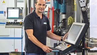 In der sauberen und hellen Produktionshalle entfernen auf Ölnebel spezialisierte Absauganlagen kontinuierlich Aerosole aus komplett eingehausten Schleifmaschinen. (Emil Arnold )