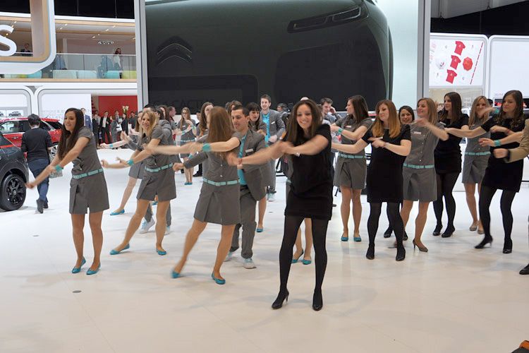 ...oder wie Citroën durch Standpersonal, dass sich plötzlich und scheinbar spontan zu einer Tanzeinlage zusammenfand. (Foto: Wehner)