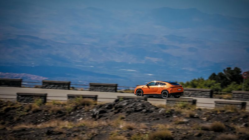 Selbst in der atemberaubenden Landschaft Siziliens kann ein Urus die Blicke auf sich ziehen. (Bild: WOLFANGO.IT / Lamborghini)