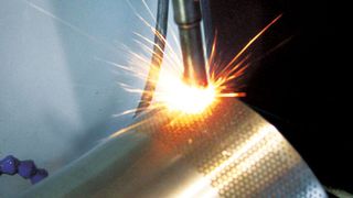 Bild 1: Bohrungen mit Rohrelektroden von 0,08 bis 1,0 mm sind ohne Gratbildung und Eintrittsdeformation möglich.  (Bild: Heun)