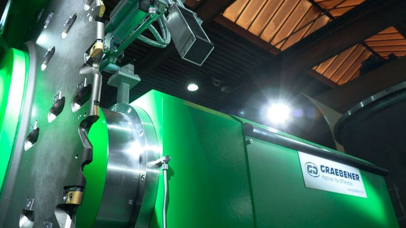 Mit dem Fräskopf von Ingersoll und einer Leistung von 55 Kilowatt bearbeitet die Graebener Rundnahtfräse GRF 55 spielend leicht Wandstärken von bis zu 150 Millimetern im Offshore-Bereich. (Bild: Ingersoll Werkzeuge GmbH)