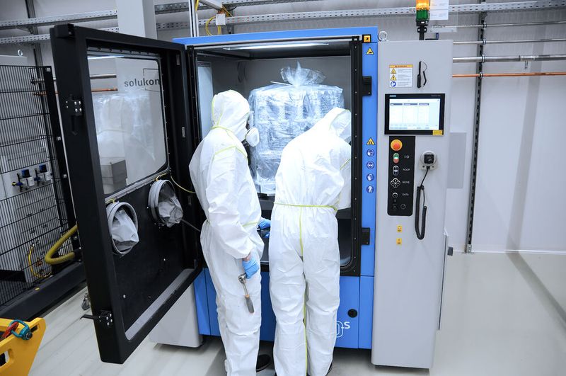 Nach der Fertigstellung des Bauteils durch den 3D-Drucker muss es in einer speziell dafür vorgesehenen Anlage entpulvert werden. (Bild: Bosch)