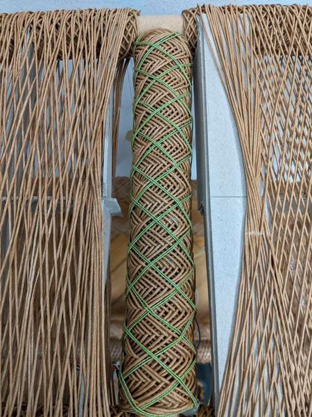 Die ungewöhnliche Optik entsteht im Strukturspulprozess. Bei dieser an den DITF entwickelten Technologie wird das Garn präzise auf einem rotierenden Dornkörper abgelegt. Nach dem Spulvorgang werden die einzelnen Garne fixiert, wodurch ein selbsttragendes Bauteil entsteht. (Bild: DITF)